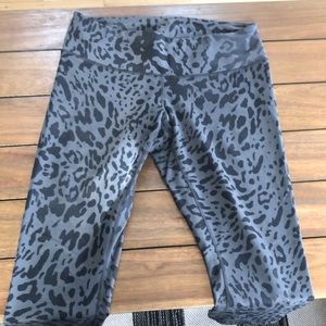 Lululemon print winder under, between crop and 7/8th